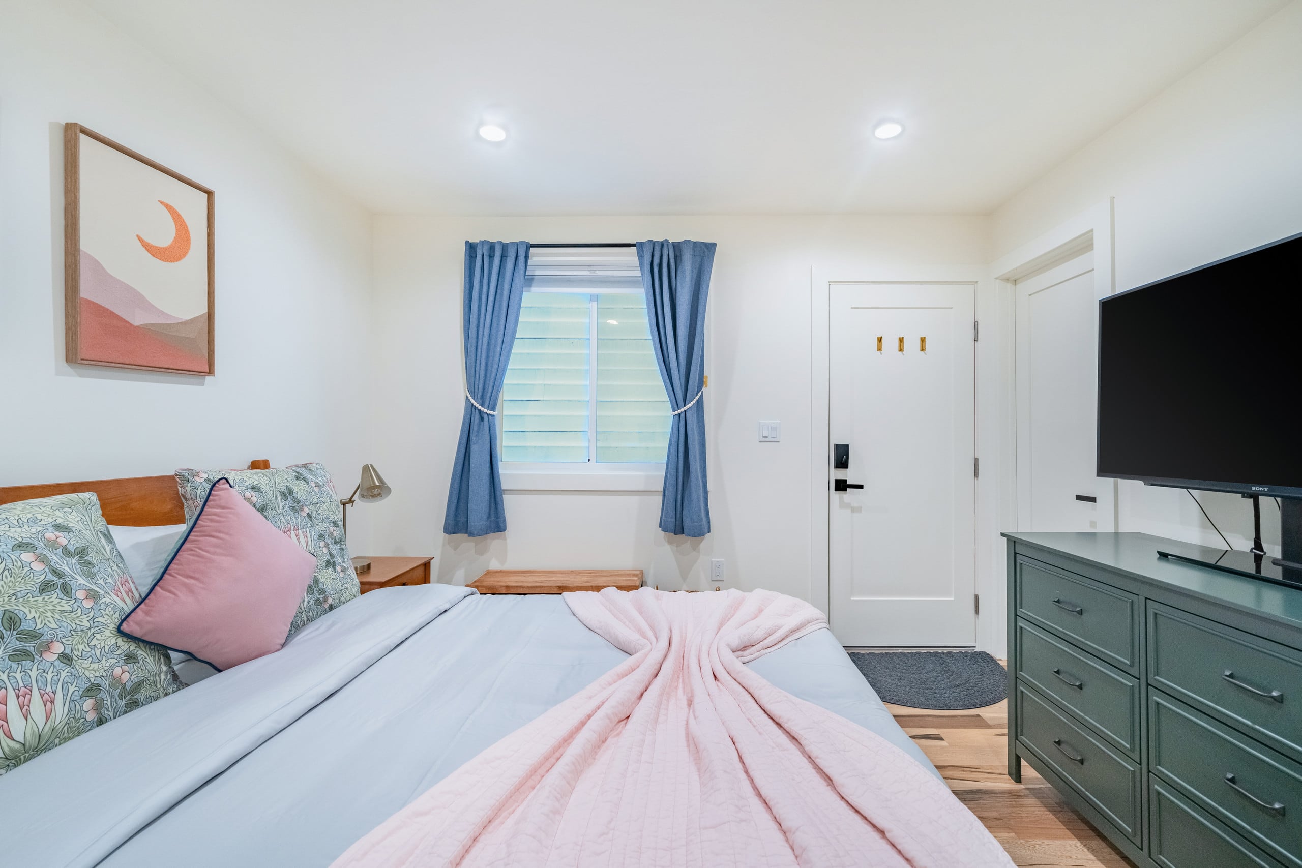 Brand-new, Cheery & Private Flat w/ Outdoor Patio - Image 13