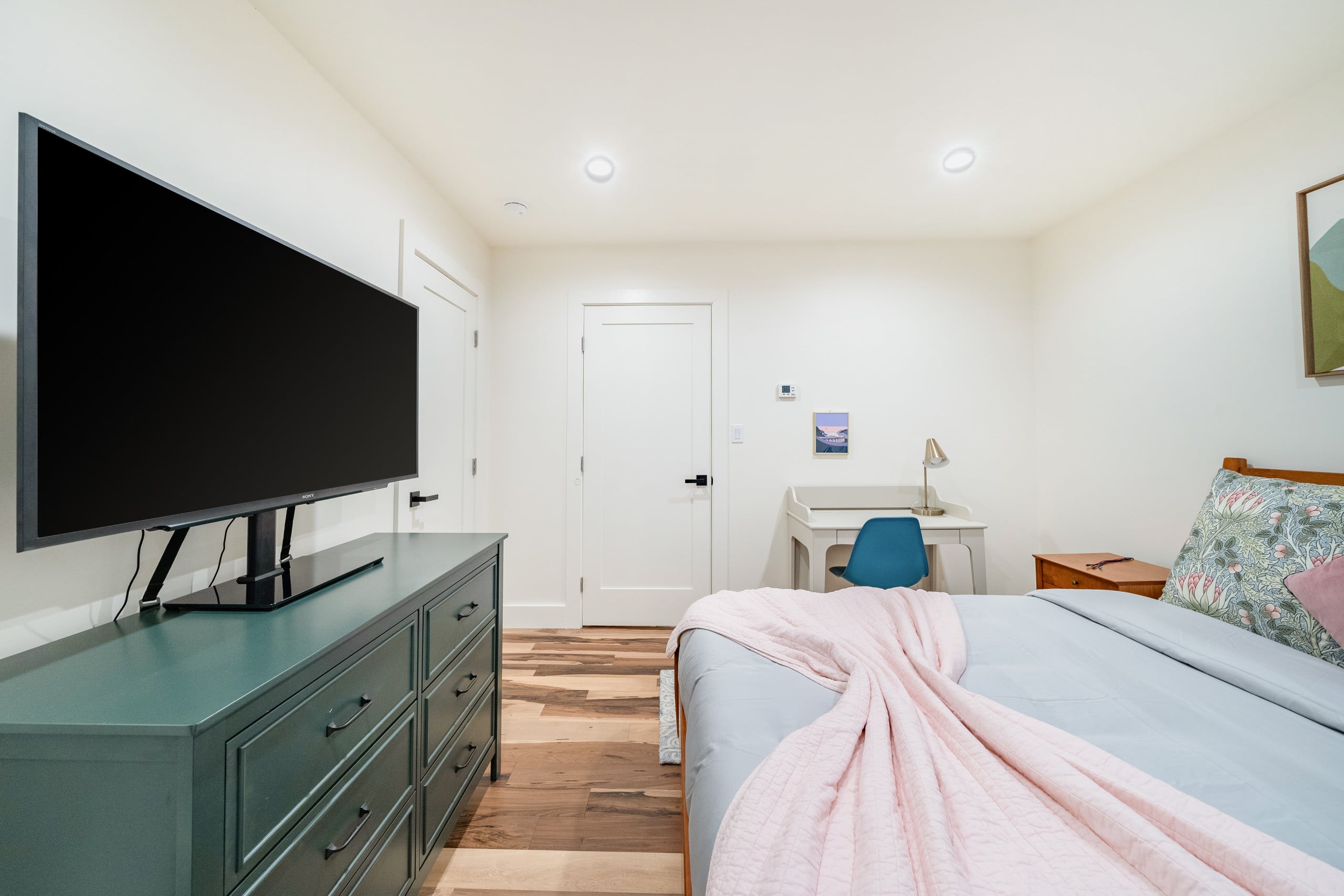 Brand-new, Cheery & Private Flat w/ Outdoor Patio - Image 16