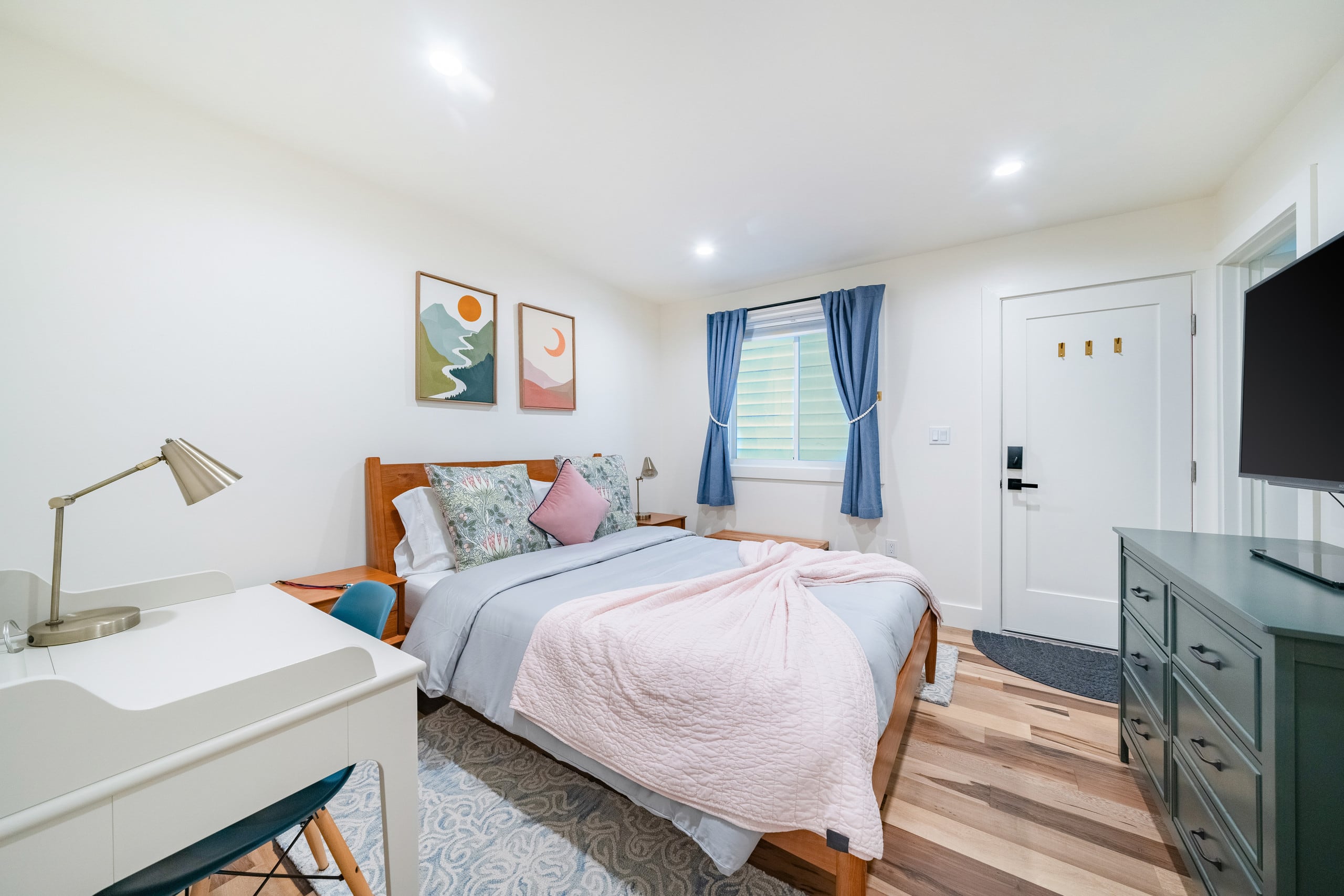 Brand-new, Cheery & Private Flat w/ Outdoor Patio - Image 12