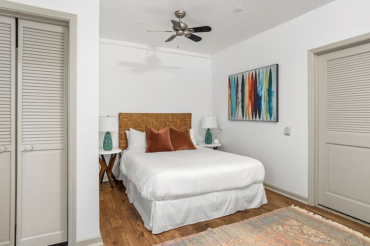 Სარდაფის საძინებელი მდებარეობს ქვედა დონეზე, სათამაშო ოთახთან ახლოს. Ხმაურის აპარატი განკუთვნილია მსუბუქი მძინარეებისთვის.