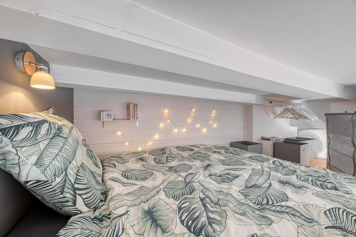 Reposez-vous dans ce lit douillet situé en mezzanine.