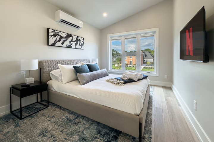 Опуштете се и опуштете се удобно со брачен кревет (широк 150-179 см) кој е совршен за мирна ноќ.