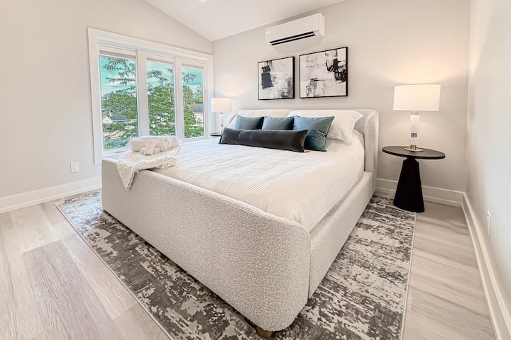 Спијте удобно во спалната соба со брачен кревет (широк 180 – 220 см). Уживајте во доволно простор за да се опуштите на крајот од денот.