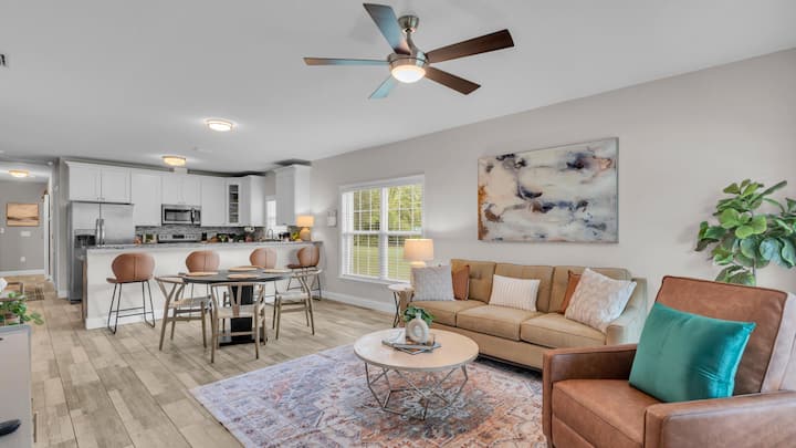 Luxury 3br Near Downtown | Pet Friendly + Peaceful - Lakeland, FL