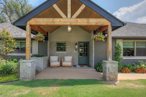 Oklahoma University Luxury Retreat! Hottub + Pool!