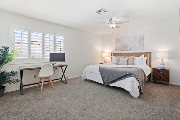 La spaziosa camera da letto principale dispone di un lussuoso letto king-size in memory foam, di un bagno interno e di una zona lavoro dedicata con uno schermo aggiuntivo ideale sia per il relax che per la produttività!