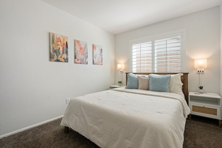 La camera da letto 2 dispone di un materasso in memory foam Queen Casper, di una smart TV da 46", di una cassettiera per riporre gli oggetti e di un ventilatore a soffitto per un maggiore comfort.