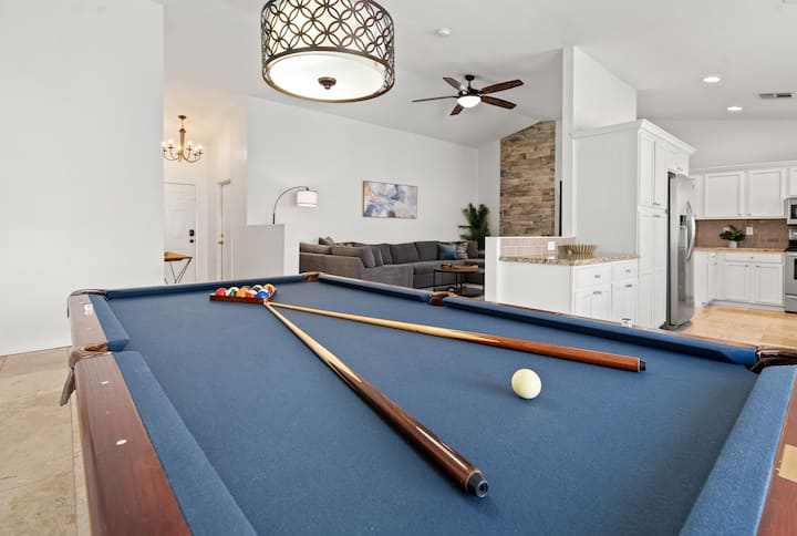 Il nostro elegante spazio open-concept è perfetto per divertirsi, con un tavolo da biliardo pronto per una competizione amichevole. Lasciate che i bei tempi rotolare!