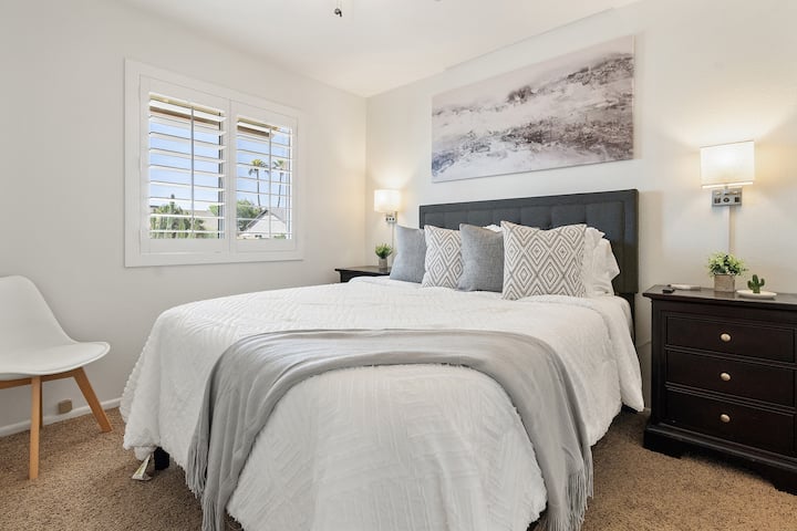 Questa camera da letto dispone di un materasso in memory foam Queen Casper, di una smart TV da 46", di un comò per riporre gli oggetti e di un ventilatore a soffitto. Goditi la comodità di due comodini con lampade e porte di ricarica, perfette per tenere accesi i tuoi dispositivi mentre ti rilassi!