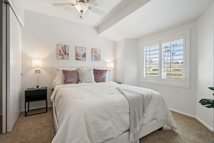 Rilassati nel tuo letto matrimoniale con il materasso in memory foam Casper.  Rilassati e guarda la tua smart TV da 42".  Goditi la comodità di due comodini con lampade e porte di ricarica, perfette per tenere accesi i tuoi dispositivi mentre ti rilassi!