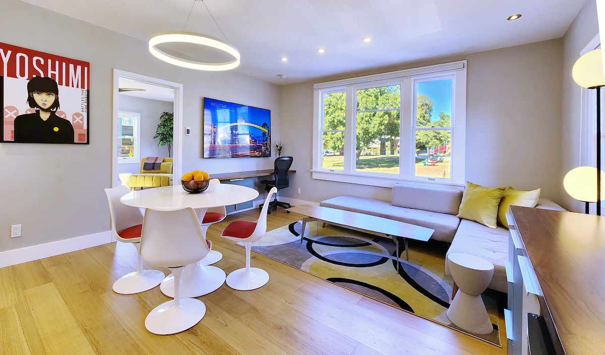 Salones y comedores desde la entrada con una vista panorámica del parque Chicano a continuación