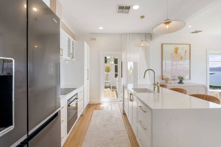 Waterfront Luxe – A Hobart Oasis gallery image 4