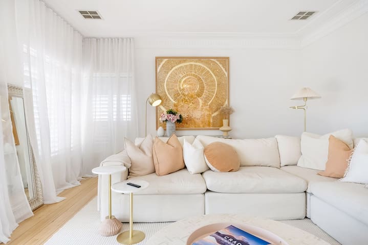 Waterfront Luxe – A Hobart Oasis