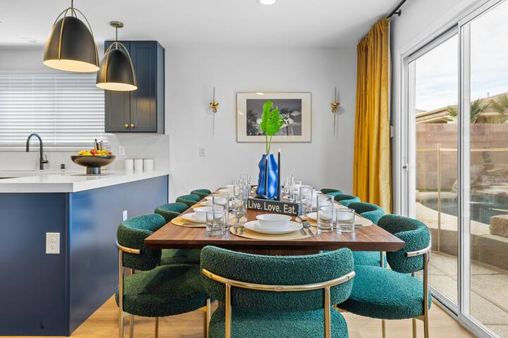 6BDRM Amazing NEON Game Room+Heated Pool -NEW- gallery image 3