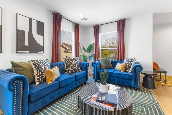 6BDRM Amazing NEON Game Room+Heated Pool -NEW- gallery image 2