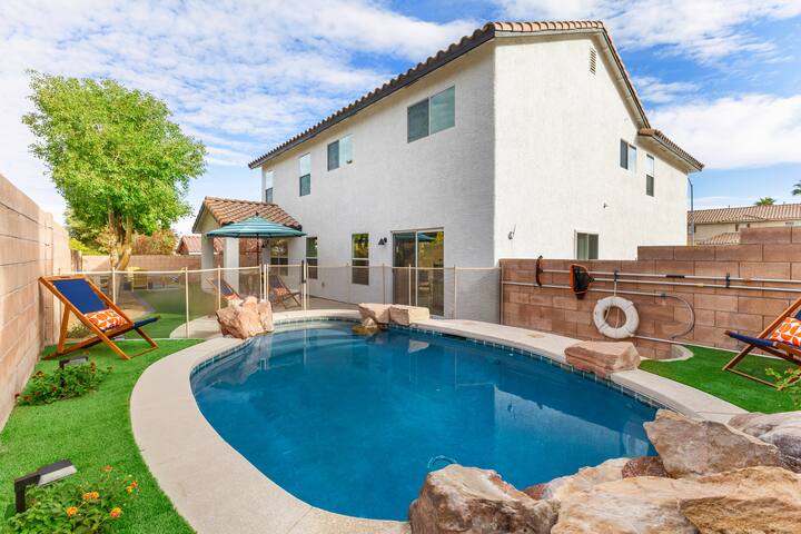 6BDRM Amazing NEON Game Room+Heated Pool -NEW- gallery image 5