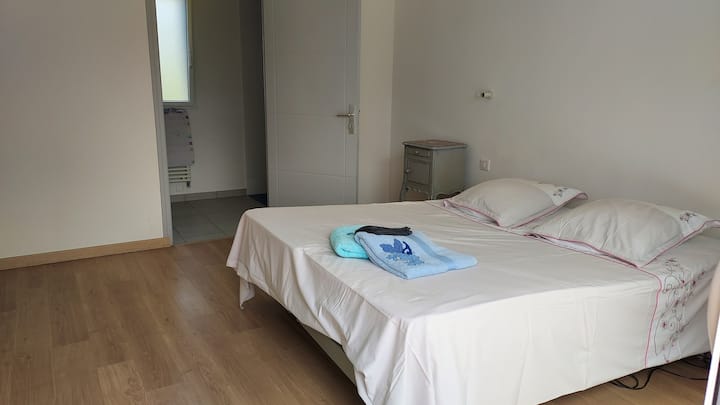 חדר שינה עם 160 מיטות חשמליות וחדר רחצה פרטי עם מקלחת ושירותים פרטיים. גישה לאנשים עם מוגבלויות.