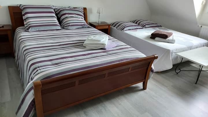 בחדר הזה יש גם עריסה