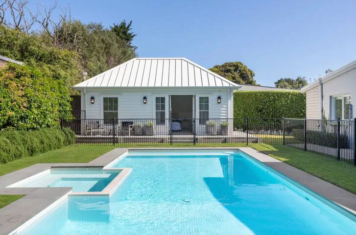 Portsea House + Guesthouse with pool/spa gallery image 2