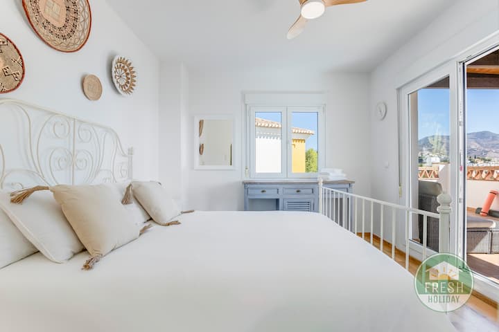 อีกหนึ่งห้องนอนขนาดคิงไซส์ที่น่าตื่นตาตื่นใจพร้อมระเบียงของตัวเอง