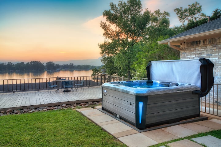 Lakehouse w/ Pickleball Court ~Pool ~Hot Tub ~Dock