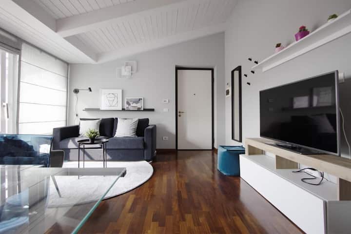 Penthouse With Patio & 2 Baths, 10 Min To Duomo - Milan