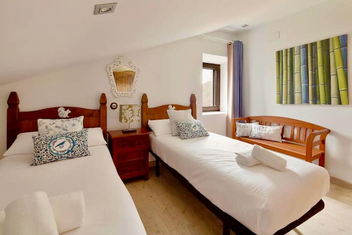 Doppelzimmer mit zwei Einzelbetten auf der dritten Etage abuhardillada. 