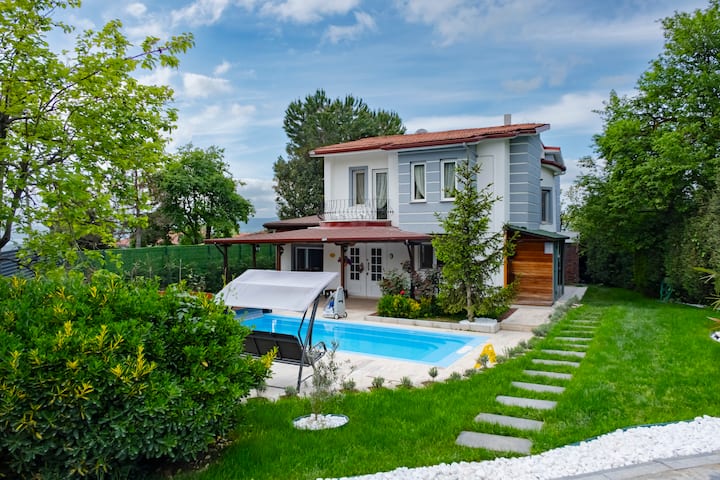 Erdil Villa - heated pool, sauna, jacuzzi, parking