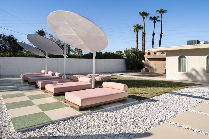 New7 BDR Iconic Designer Home 5 min from Strip gallery image 4