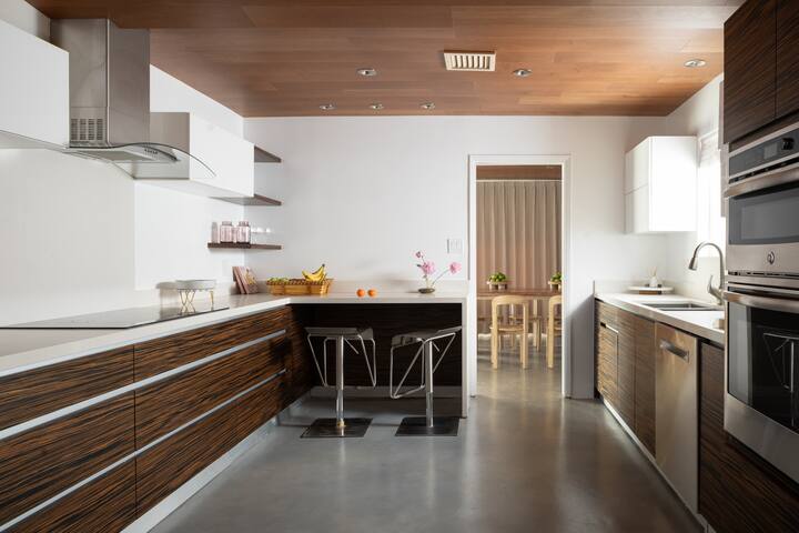 New7 BDR Iconic Designer Home 5 min from Strip gallery image 5