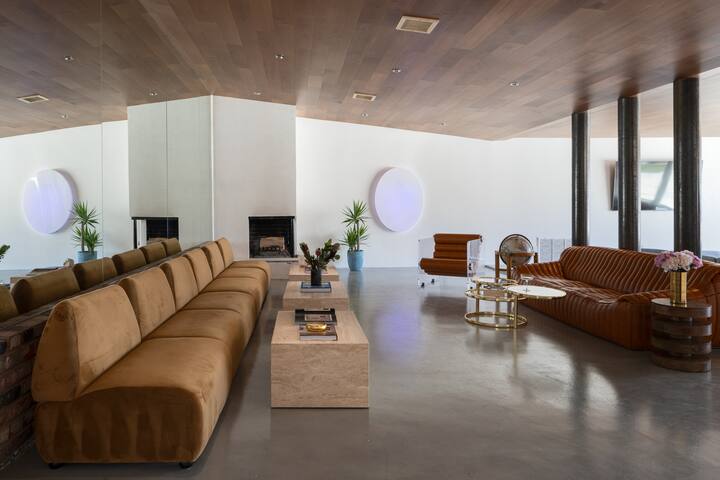 New7 BDR Iconic Designer Home 5 min from Strip gallery image 3