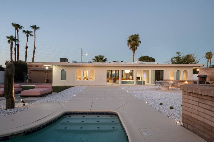 New7 BDR Iconic Designer Home 5 min from Strip gallery image 2