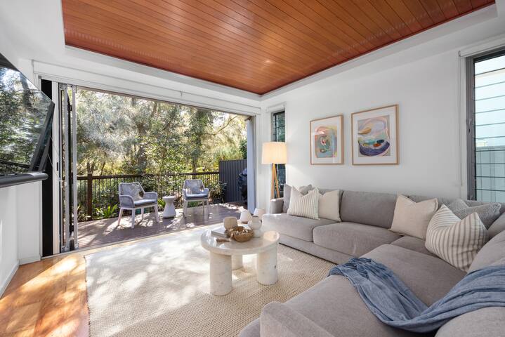 Surfside Villa – 50m to beach access, heated pool gallery image 5