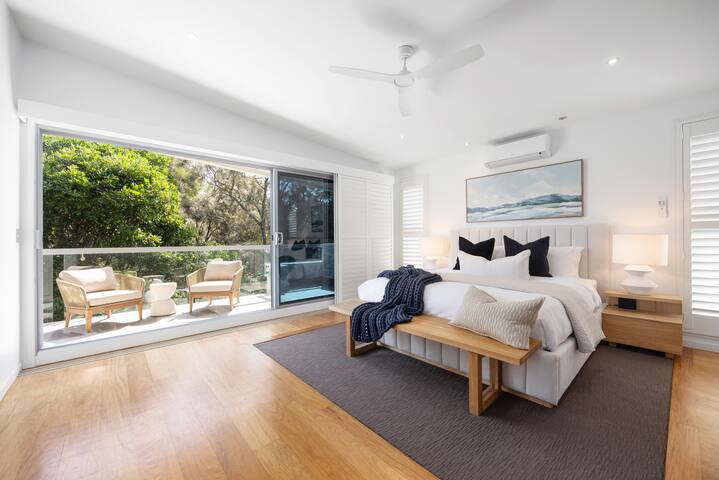 Surfside Villa – 50m to beach access, heated pool gallery image 4