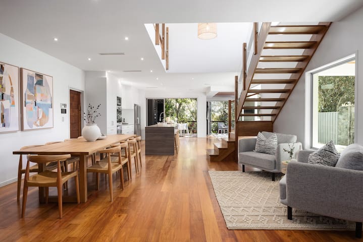 Surfside Villa – 50m to beach access, heated pool