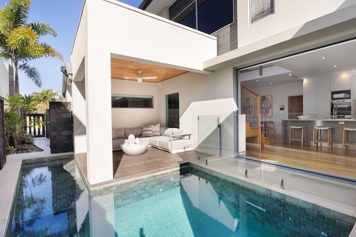 Surfside Villa – 50m to beach access, heated pool gallery image 2