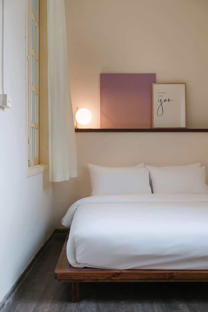 Втората спална соба со минималистички стил, мека постелнина и душек