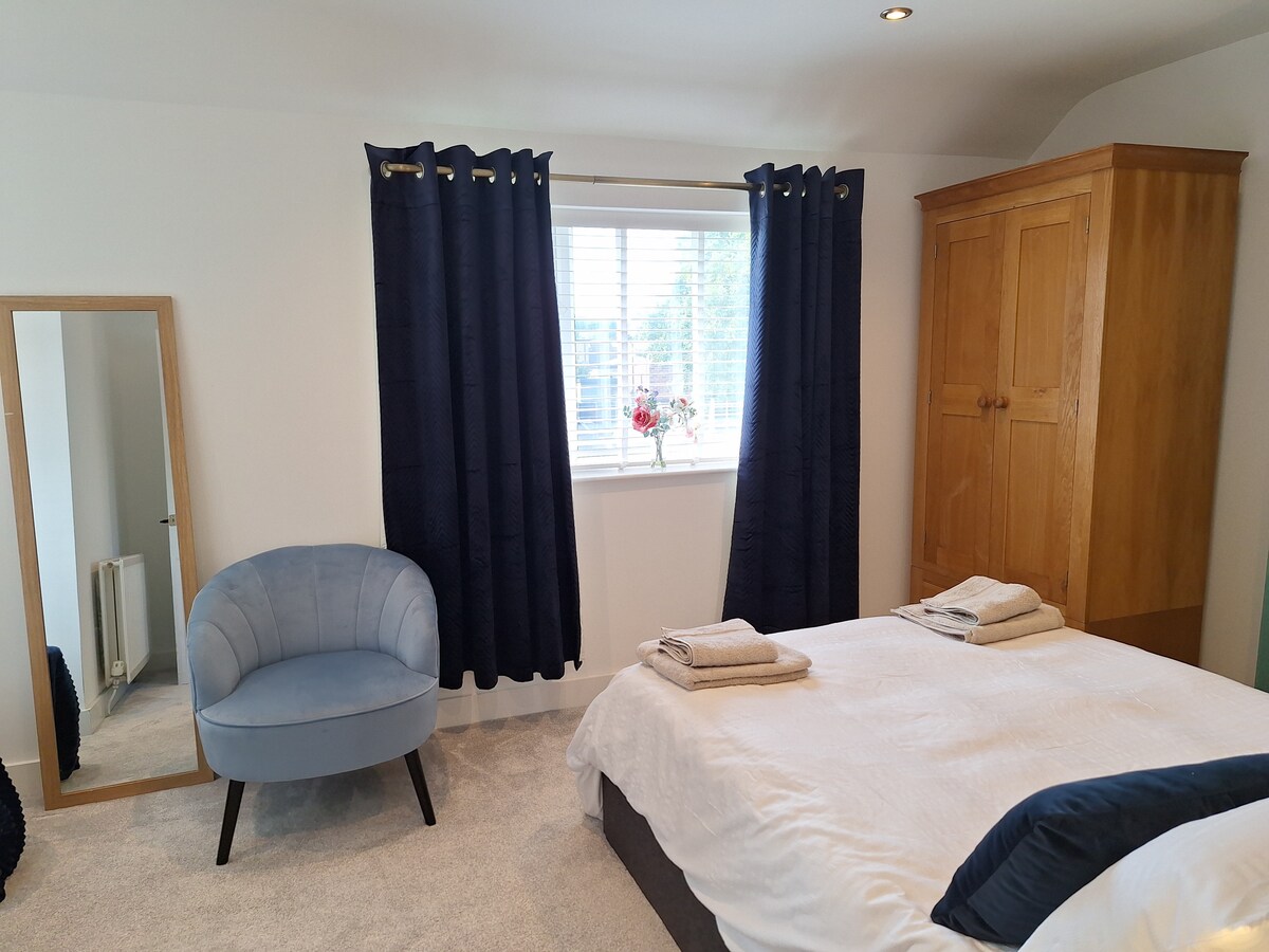 Esta es una cómoda cama doble con luces laterales. Hay una zona de tocador y un espejo de cuerpo entero. Además, hay un cómodo sillón.