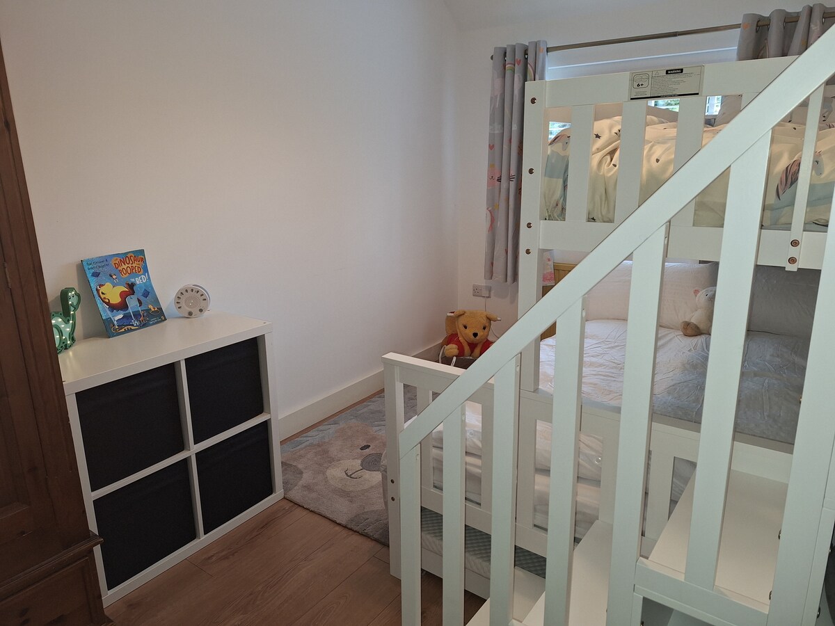 Esta es una habitación perfecta para 4 niños o 2 adultos. Hay una cama doble individual y una cama nido. En el medio hay una cómoda cama doble. Hay juguetes con los que jugar y un amplio espacio de almacenamiento.