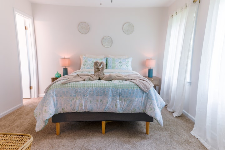 ห้องนอนใหญ่ - เตียงควีนไซส์