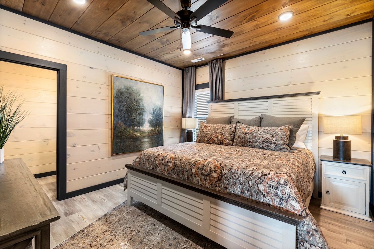 Уште една соба со брачен кревет (широк 150-179 см) на неа.