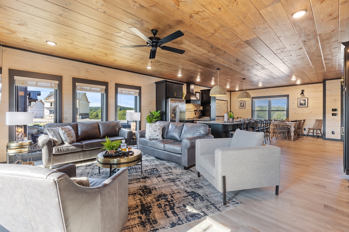 Добре дојдовте во нашата главна дневна соба! Ве очекуваат удобни столови и големи прозорци, осигурувајќи се дека ќе можете да уживате во живописниот поглед на планините додека се опуштате.