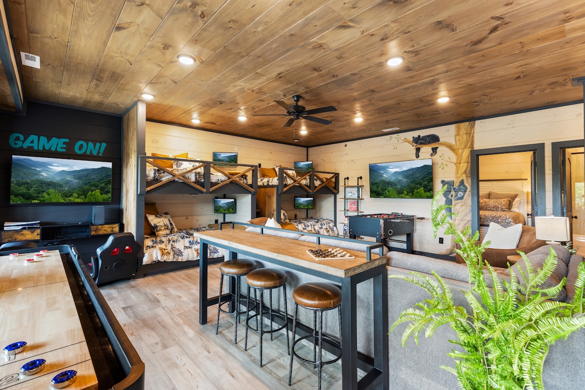 Две аркадни конзоли и фудбалска топка нудат бескрајна забава, создавајќи незаборавни спомени за групи и семејства.