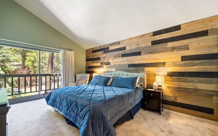 זה חדר שינה של מאסטר.  אתם תאהבו את מיטת הקינג סייז הזו. כשאתם שוכבים, עדיין תרגישו כאילו אתם בחוץ עם הנוף של האורנים הגבוהים.
יש גם טלוויזיה חכמה 59 אינץ' בחדר השינה הזה. 