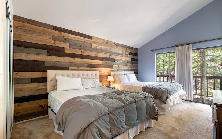 בחדר השינה השני של האדון הזה יש שתי מיטות קווין סייז.  מזרן קשיח נחמד ושמיכות רכות.  