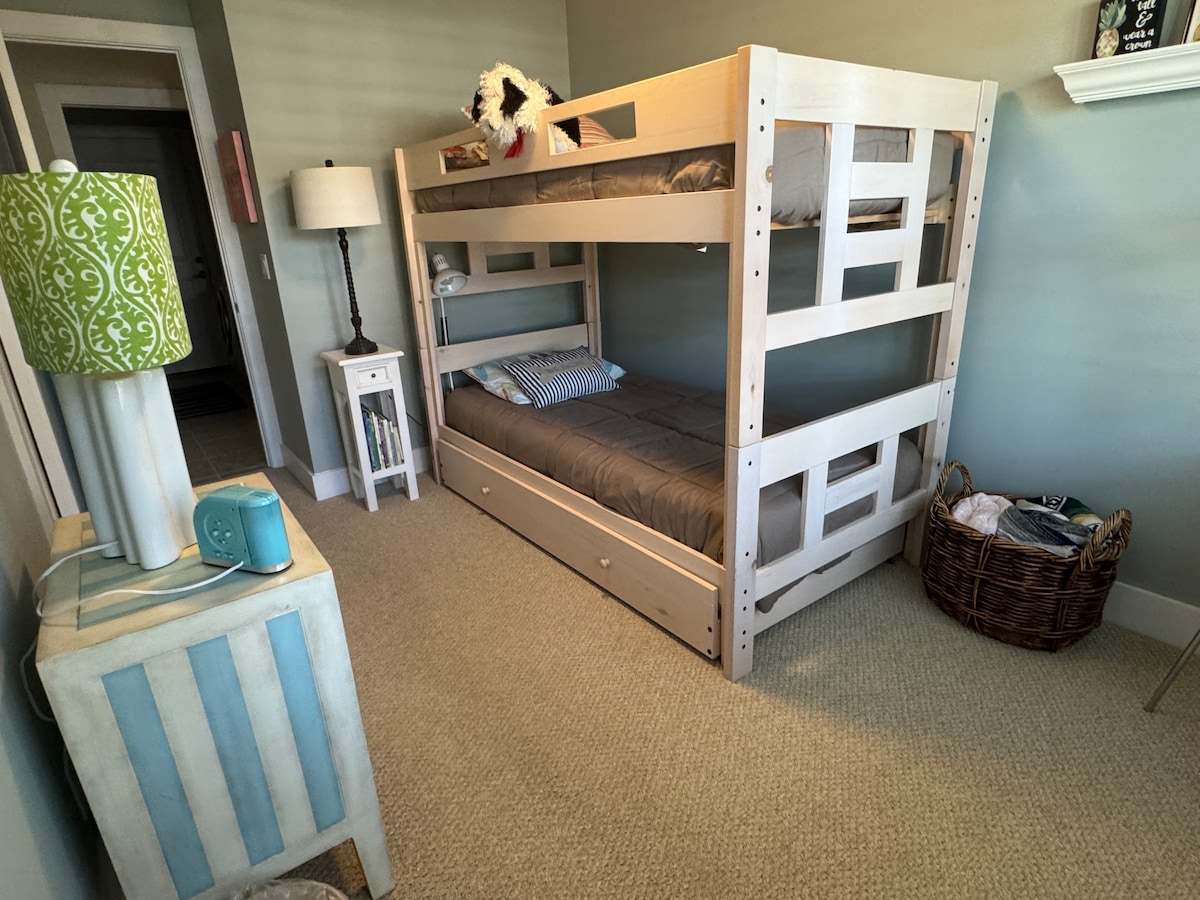 Двуетажна стая - 2 единични легла