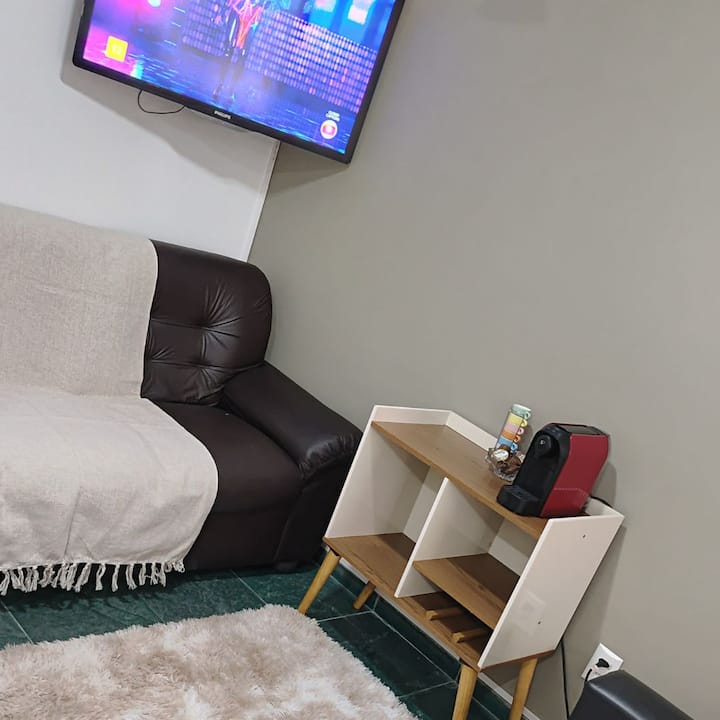 آلة القهوة التي تظهر في الصور غير متوفرة في الشقة.