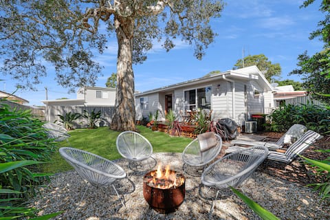 Coastal cottage & garden-walk to shops/lake/beach