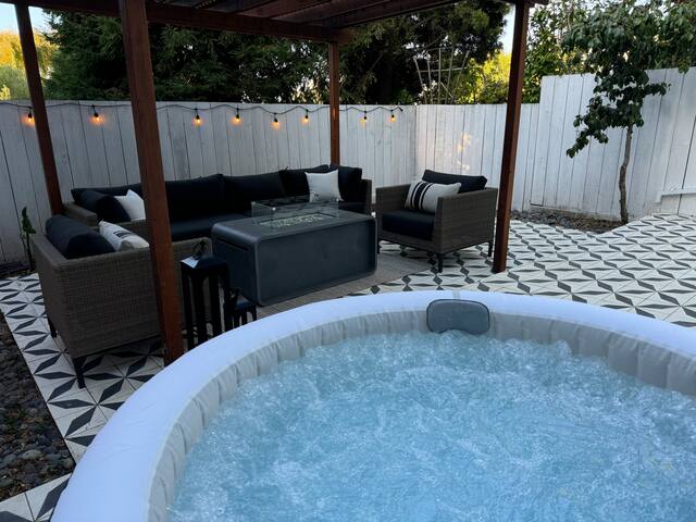 Castro/Noe: 2BR | Hot Tub | Views (30+ days only)