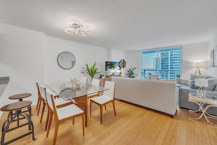 Stunning Condo | Club At Brickell Bay | Bayviews - Miami
